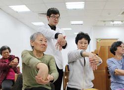 ▲ 新北市立圖書館金山分館舉辦「臺大物理治療師—樂活健康動起來」活動。（新北市立圖書館金山分館提供）