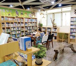 臺中市立圖書館大安分館打造全國第一個以「自然生態」為特色的書香卓越典範館。（臺中市立圖書館大安分館提供）