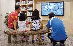 「野望影展」展示當月溼地書展。（臺北市立圖書館北投分館提供）