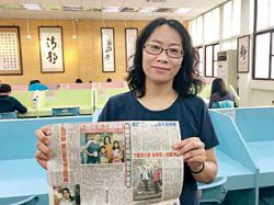 8 年前報紙刊載了社區民眾高秋汝全家人出席高雄市立圖書館林園分館的活動照，今日他們仍然以圖書館為家。