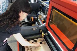 高雄市立圖書館燕巢分館陶瓷打印課程， 讓學員學習利用電腦設計與打印。