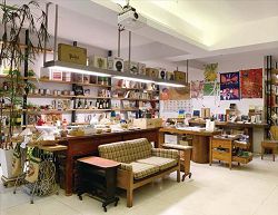 「水牛書店」提供點心、咖啡、書籍的販售與閱讀；「我愛你學田市集」則賣有多元的農特產品。