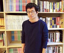 身為小說家，同時也是《聯合文學》雜誌總編輯的王聰威。