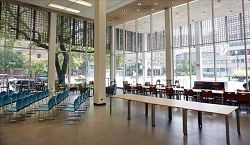 紐奧良公共圖書館總館兼具明亮、穿透性與多功能運用的活動空間規劃。
