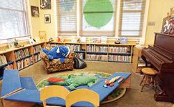 紐奧良兒童資源中心圖書館精心布置每個圖書角，搭配故事相應的玩偶去推薦繪本。