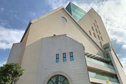 臺灣基督長老教會臺北和平教會圓拱形窗戶、山形牆面設計。