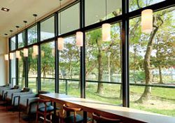 高雄市立圖書館李科永紀念圖書館以大面窗延伸窗外樹海、湖景入館。