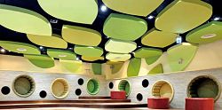 高雄市立圖書館李科永紀念圖書館兒童閱覽區天花板以樹葉為元素，打造繽紛活潑的空間。