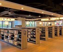 臺中市立圖書館李科永紀念圖書分館的燈光散發出暖意的溫度。