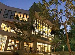 臺中市立圖書館李科永紀念圖書分館晚間綻放燦爛光芒。
