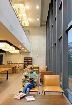 臺中市立圖書館李科永紀念圖書分館運用挑空方式，讓視覺空間延伸。