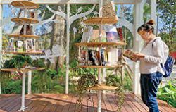 森語圖書館內以枝幹方式擺放書籍，每本書就如同枝幹上的繁盛葉片。