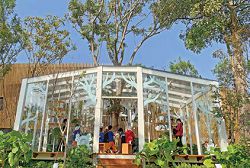 森語圖書館坐落於臺中世界花卉博覽會中，以鋼骨及強化玻璃打造而成。