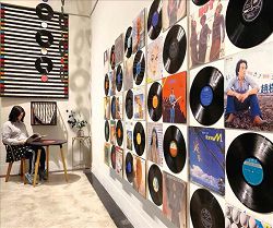 臺南許石音樂圖書館在空間中融入黑膠元素。