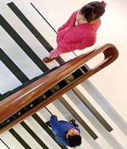許石音樂圖書館的琴鍵樓梯踏踩階梯時會發出聲響。