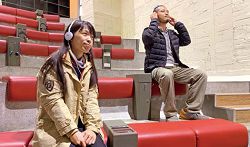 可在許石音樂圖書館階梯式音樂欣賞區聆聽各類音樂。