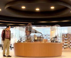 新北市立圖書館三重南區分館以圓形黑膠為主要識別元素，中央展示櫃展設各式留聲機與載體。