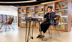 新北市立圖書館三重南區分館讓讀者體驗33又１／３轉的黑膠聲響。