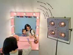 新北市立圖書館三重南區分館設有明星化裝間，提供讀者拍照打卡。