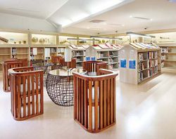 桃園市立圖書館龍潭分館暨鄧雨賢臺灣音樂紀念館藝術書籍專區展示各類型的樂器與裝置藝術。( 桃園市立圖書館提供)