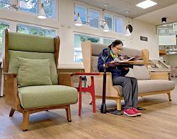 臺中市立圖書館豐原分館設有支撐型輔具，為樂齡族打造友善環境。