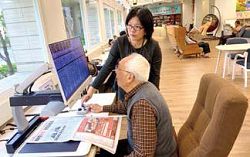 臺中市立圖書館豐原分館配有專業擴視機，讓樂齡族舒適閱讀。