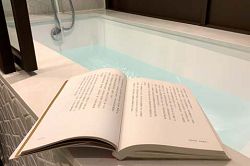 李清志喜歡泡澡時看書。
