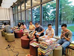 開館前圖書加工趕工作業。（臺中市立圖書館李科永紀念圖書分館提供）