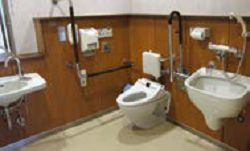 無障礙廁所提供殘障人士不同需求的設備。