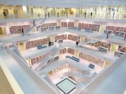 德國的斯圖加特市立圖書館以開放式樓梯水平連接，書本整齊橫列在四周書牆，讓人可以一眼望遍整座圖書館。