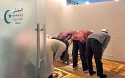 隨著信奉伊斯蘭教的印尼移工及學生來臺人數與日俱增，新北市立圖書館中和分館特別設置了穆斯林祈禱室。（新北市立圖書館提供）
