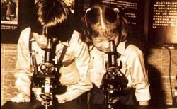 首批由國人自製的光學顯微鏡用於科學教育。