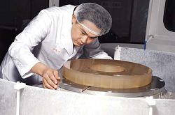 儀器科技研究中心成功研發出大口徑非球面鏡片。