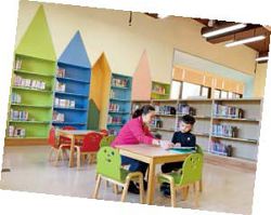 臺中市立圖書館溪西分館兒童閱覽區書櫃以房子為意象。