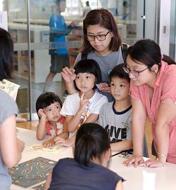 透過桌遊可培養益智策略。（國立公共資訊圖書館提供）