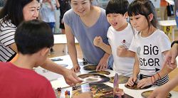 桌遊讓孩子在愉快的遊戲氛圍中，學習多元能力。（國立公共資訊圖書館提供）