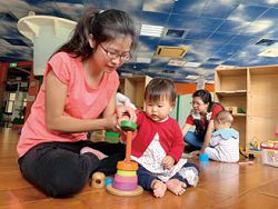 臺中市立圖書館北屯兒童分館小肌肉區，提供組合積木或操作型玩具。