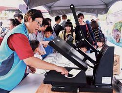 花蓮市立圖書館兒童館數位機會中心於世界閱讀日，舉辦熱轉印門用掛牌體驗製作活動。（花蓮市立圖書館兒童館數位機會中心提供）