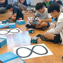 透過mBot課程,讓學生用演算法概念解決問題。(國立公共資訊圖書館提供)