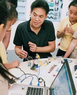 樂高動力機械程式寫作課程邀請專業師資,帶領孩子啟發邏輯思考。(新北市青少年圖書館提供)