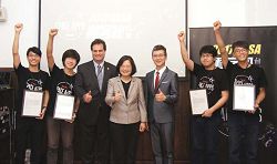 在2017 年美國國家航空暨太空總署舉辦的黑客松全球競賽中，臺灣Space Bar 隊獲得「最佳概念獎」，與蔡英文總統合照。