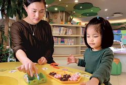 臺北市立圖書館親子美育數位圖書館藉由遊戲，增進親子互動關係。