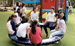 在南港中研公園共玩旋轉飛輪,培養協力合作的精神。