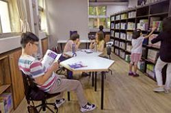 假日社區民眾可進入虎書堂享受寧靜的閱讀時光。（虎林國中提供）