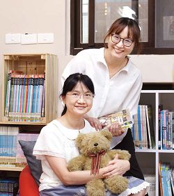 虎林國中圖書教師黃筱純（右後）與課研組組長呂美琪分工合作，讓虎書堂持續擴散閱讀力量。