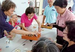 舉辦樂齡桌遊活動，長輩們樂在其中。（通霄鎮立圖書館提供）