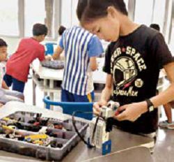 「創意機器人教室」透過動手做避障小車,激發孩子學習樂趣。(桃園市立圖書館康莊分館提供)