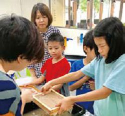 「破解蔡倫的秘密—造紙術的課程」讓孩子動手造紙。（桃園市立圖書館康莊分館提供）