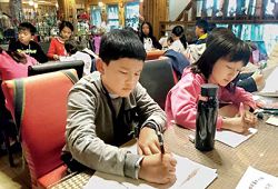 「走讀創作工作坊」藉由探索體驗課程，引導孩子進入文字創作領域。（臺中市立圖書館葫蘆墩分館提供）