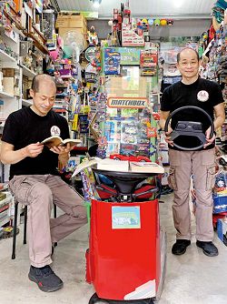 唐恩書店創辦人李明燦將理想結合現實，一邊賣科普書，一邊賣玩具車。